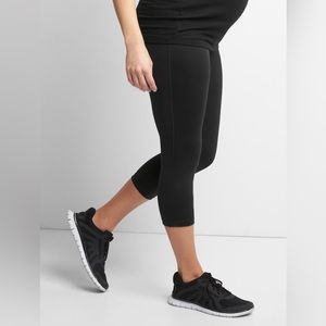 Gap - Maternity GapFit Blackout Full Panel Capris - Size XS - Black
